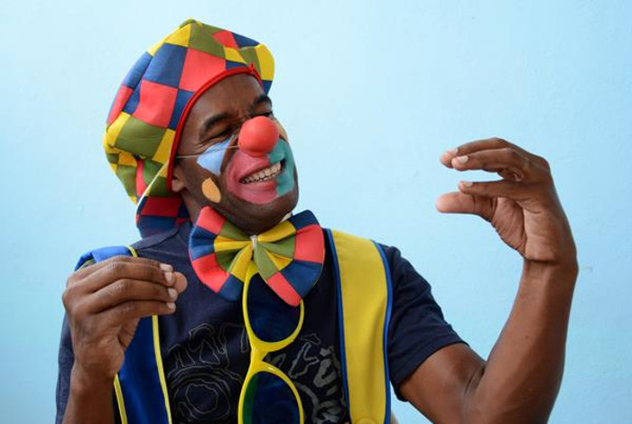 Reinier Elizarde Valier "Chocolatiqui", tiene una sonrisa muy amplia y verdadera, encima de la cual la máscara de colores vivos con que se pinta, para hacer juego con su vestuario, parece solo un simple protocolo a cumplir por su oficio de payaso. Fotos: Rodolfo Blanco Cué/ACN. Carcajadas con el corazón