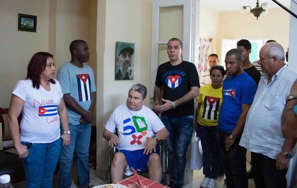 Jorge Luis Tapia Fonseca, Primer Secretario del Comité Provincial del Partido Comunista de Cuba y Susely Morfa González, Primera Secretaria del Comité Nacional de la Unión de Jóvenes Comunistas, junto a otros dirigentes juveniles, durante una visita a Edelmiro González Martínez (sentado), ex dirigente juvenil camagüeyano, y combatiente internacionalista, como parte de la jornada por el Aniversario 55 de la UJC, en Camagüey. Foto: Rodolfo Blanco Cué Resaltan avances camagüeyanos en el trabajo juvenil