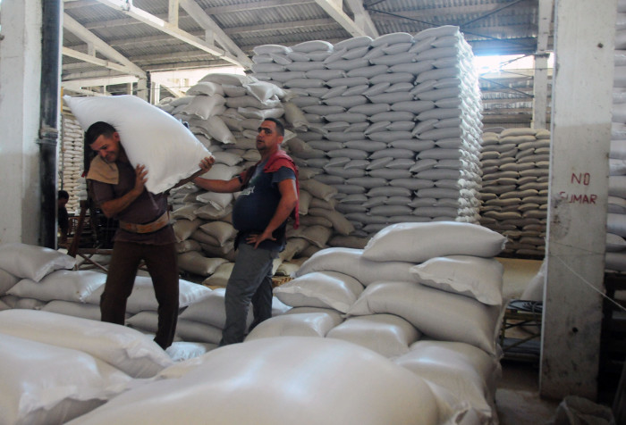 Manuel y su compañero de turno en el arte de armar una estiba. Fotos: Orlando Durán Hernández