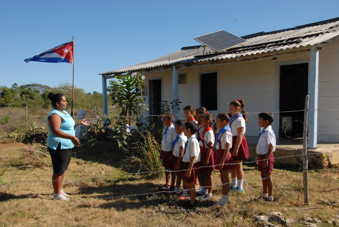 A finales del 2016 a Camagüey le asignaron 200 paneles, instalados en los principales municipios con más bajo nivel de electrificación. Las escuelas rurales también recibieron el servicio. Foto: Otilio Rivero Delgado/ Adelante Paneles solares, nueva opción para viviendas aisladas
