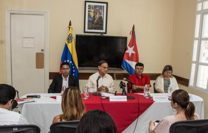 Ali Rodríguez Araque, embajador de la República Bolivariana de Venezuela en Cuba, a su lado Iván Mérida, Ministro Consejero de la embajada del Estado Plurinacional de Bolivia; Fabián Solano, embajador de la República del Ecuador; y Sandra Alvarado, embajadora de la República de El Salvador, durante la conferencia de prensa por los acontecimientos ocurridos en la nación venezolana. Foto: Marcelino Vázquez Hernández/ACN En Venezuela no hay golpe de Estado en proceso