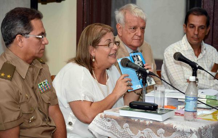 Eloísa Carreras Varona, esposa y compañera de lucha del revolucionario Armando Hart Dávalos, durante la presentación de uno de sus textos, en Camagüey. Foto: Rodolfo Blanco Cué/ACN Armando Hart homenajeado en la Feria del Libro en Camagüey