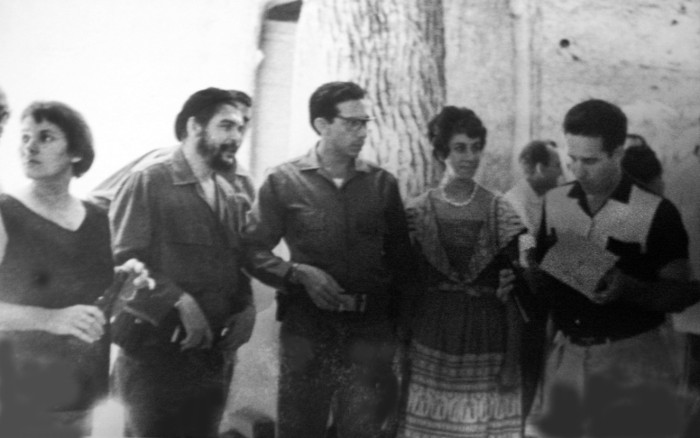 Suárez Gayol , primero de derecha a izquierda, en uno de los recorridos realizados por el Che en sectores de la industria.  Fotocopias: Otilio Rivero Delgado/Adelante Jesús Suárez Gayol en tres tiempos