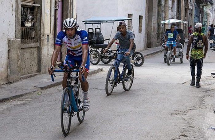 Jacob Zurl recorre una calle de la Habana Vieja. Foto: Ismael Francisco/Cubadebate El ciclista austríaco Jacob Zurl llega mañana a Camagüey
