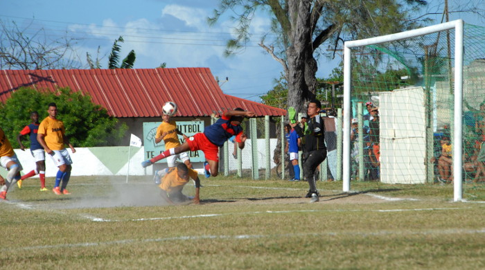 Foto: Otilio Rivero Delgado/ Adelante Partido definitorio Camagüey-Guantánamo en el fútbol