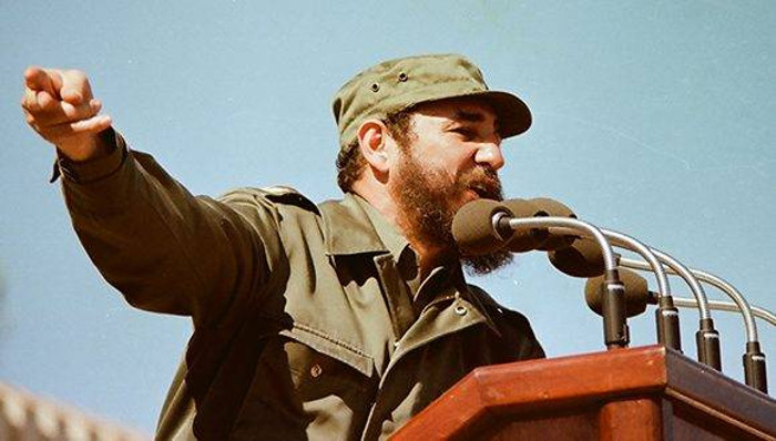 Fidel en 1976, durante el discurso en el acto de masas en honor al General Omar Torrijos, Jefe de Gobierno de la República de Panamá, efectuado en la Ciudad Escolar “26 de Julio”, en Santiago de Cuba. Foto tomada de Fidel Soldado de las Ideas. Mi Vida con Fidel