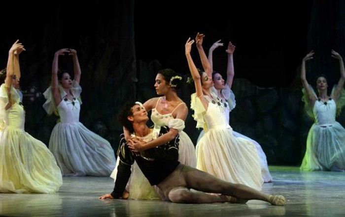 El Ballet de Camagüey durante la puesta en escena de la obra Giselle, en homenaje al cumpleaños 90 de Fidel, Líder Histórico de la Revolución, en el Teatro Principal, el 24 de julio de 2016. Foto: Rodolfo Blanco Cué/ACN