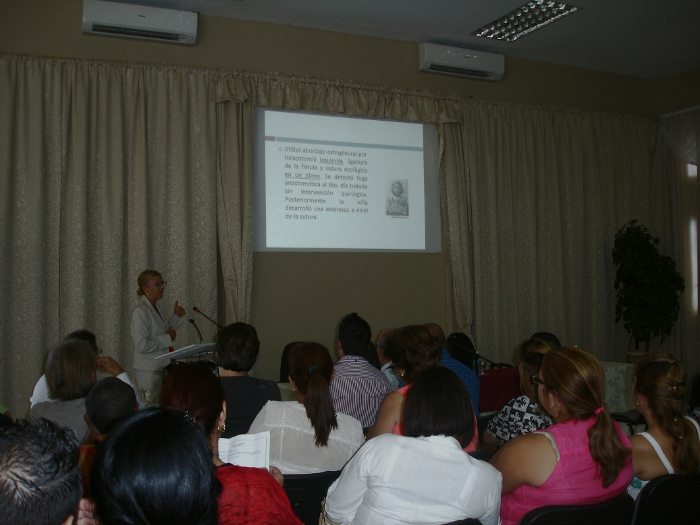 La Doctora en Ciencias Médicas Elizabeth Hernández Moore, en su exposición. Foto: de la autora Simposio de Cirugía Torácica Pediátrica en Camagüey
