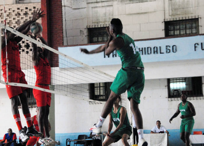 El voleibol ha sido uno de los deportes más disputados en esta edición del deporte universitario. Su final está prevista para hoy en el Auditorio Iván Hidalgo Funes. Foto: Otilio Rivero Delgado/Adelante