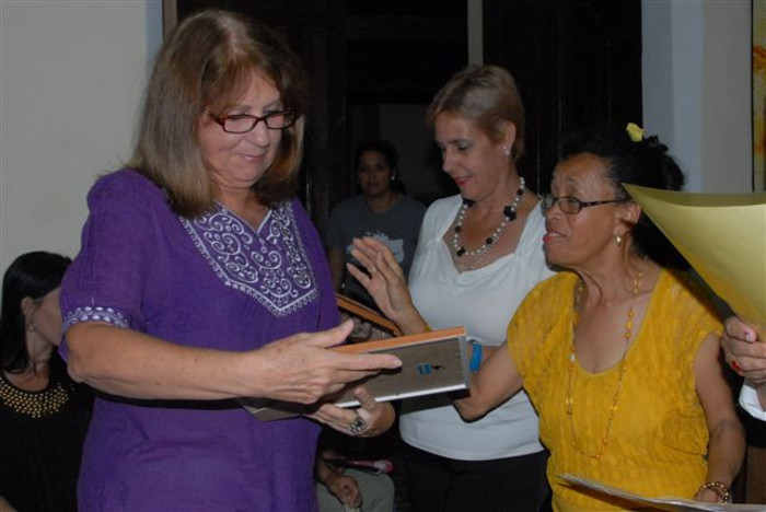 La MS.c. Elda Cento Gómez, Premio Nacional de Historia, quien recientemente asumió la presidencia de la Unión de Historiadores de Cuba en el país, recibe su estímulo. Foto: Otilio Rivero Delgado/Archivo