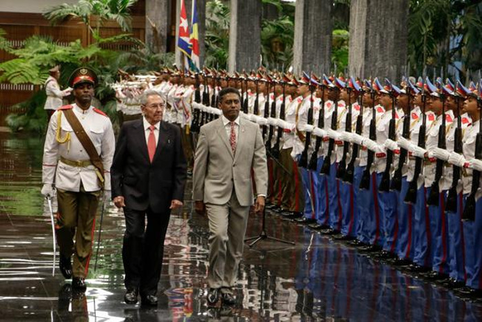 El Presidente de los Consejos de Estado y de Ministros, Raúl Castro Ruz, y el Presidente de la República de Seychelles, durante la ceremonia de recibimiento oficial en el Palacio de la Revolución. Foto: Abel Padrón Padilla/ACN Recibió Presidente cubano a su homólogo  de Seychelles