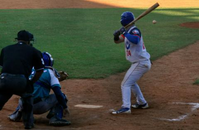 Tanto en la defensa de la primera como madero en ristre, el aporte de Leonel Segura resulta decisivo. Su .393 de bateo no deja lugar a las dudas, “24” tricolor ha tenido en esta su mejor campaña. Foto:Otilio Rivero Delgado/Adelante