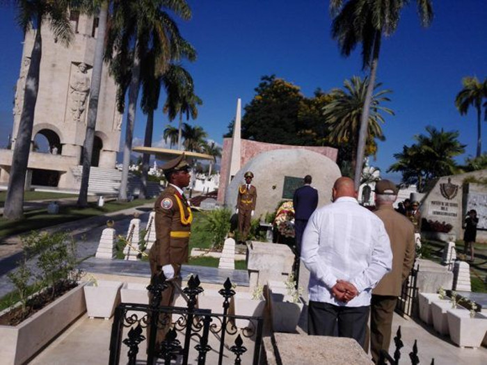 El mandatario ecuatoriano depositó rosas blancas ante el Apóstol y el líder histórico de la Revolución cubana. Foto: Sierra Maestra Rafael Correa agradece inspiración y ejemplo de Cuba en su vida