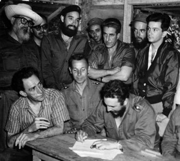 El 17 de Mayo de 1959, en La Plata, Sierra Maestra, Fidel Castro firmó la Primera Ley de Reforma Agraria. Foto: Tomada de www.cubadebate.cu En la Cuba que quieren regresar...