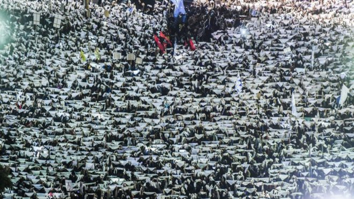 Miles de personas alzaron pañuelos blancos, emblema de las Madres de la Plaza de Mayo, en una marcha masiva de rechazo al fallo de la Corte conocido como 2x1. Foto: Tomada de www.bbc.com Macri toma distancia del 2 x 1