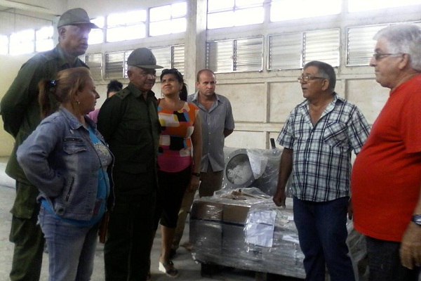 El Teniente Coronel Félix Villegas, jefe del Órgano de la Defensa Civil en Camagüey, y Alina Leal, delegada del Instituto de Recursos Hidráulicos en la provincia, chequearon las inversiones en la planta potabilizadora Cubano – Búlgara para mejorar la calidad del agua. Foto: Tomada de tvcamaguey.icrt.cu