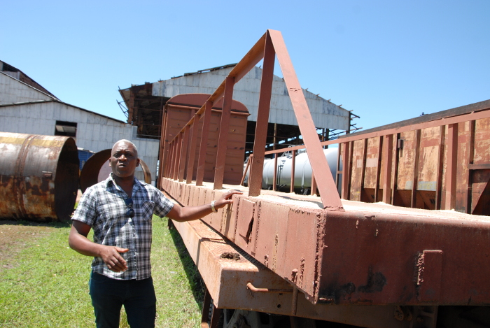 Baró explicó las características de los puentes como este que está en una plataforma ferroviaria. Foto: Otilio Rivero Delgado/ Adelante Tender puentes