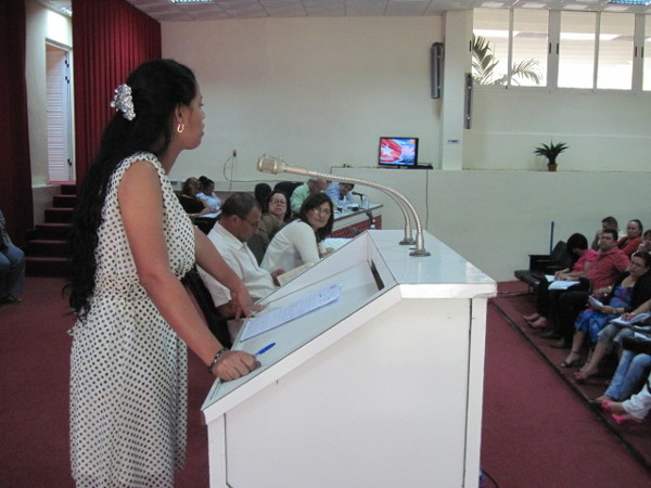 Mislaidys Medina Nápoles, presidenta de la Organización de Pioneros de Cuba en Camagüey, reconoció el trabajo de gobierno que desempeñan 66 jóvenes delegados de circunscripciones. Fotos: Del autor