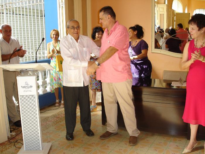 A la izquierda el Profesor Roberto Cuan Corrales recibe el Premio al Mérito Científico, de manos del Dr. C. José Luis Cadenas Freixas, director del Consejo Provincial de Sociedades Científicas de la Salud. Fotos: De la autora En Camagüey: Premio Anual de la Salud 2017