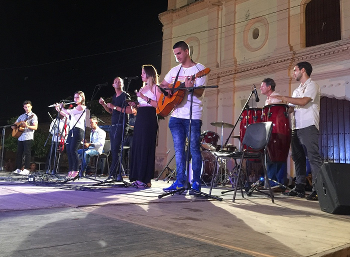 La Plaza de El Carmen acogerá hoy jueves desde las 8:00 de la noche, la gala de premiaciones, donde darán a conocer los estudiantes que pasarán a la siguiente fase. Foto: Del autor