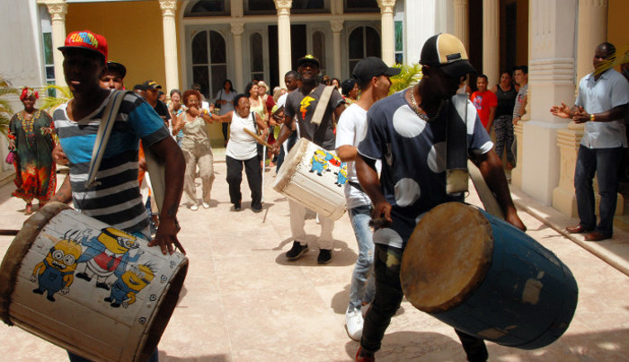 En la foto, la más antigua de las congas existentes en la ciudad, Los Comandos, fundada hace más de 70 años, y segunda del país en recibir un premio otorgado por el Centro Nacional de Casas de Cultura,  consistente en 10 mil pesos para la adquisición de instrumentos, vestuario y calzado. Foto: Otilio Rivero Delgado/ Adelante/ Archivo