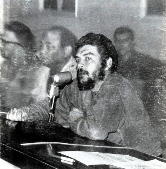 El Che durante uno de sus encuentros en Camagüey. A su lado, Benito Sánchez, líder obrero aquí durante los primeros años de la Revolución.  Fotocopia: Alejandro Bonet Piñón