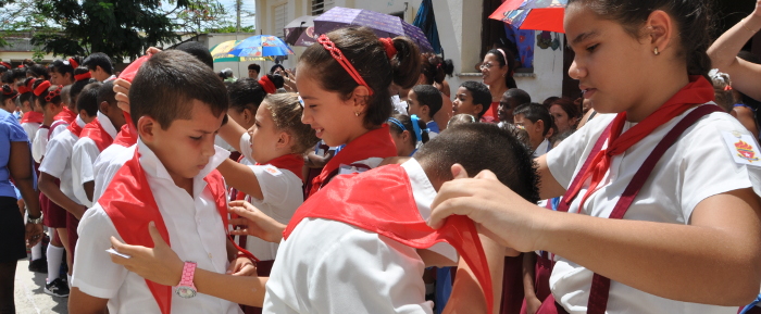 Pañoleta escolar: de azul a rojo, pasa el batón 