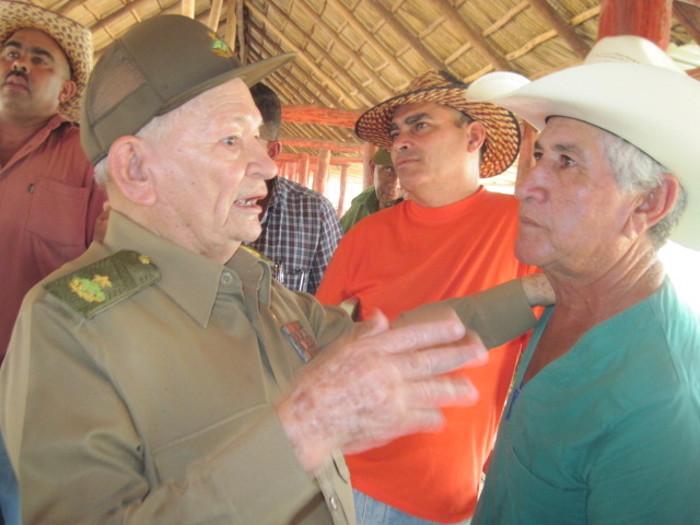 Conversó con el jefe de brigada, Pablo Rodríguez , en Caracuna.Fotos: Del Autor Visitó Guillermo García planes agropecuarios en Camagüey (+Fotos)