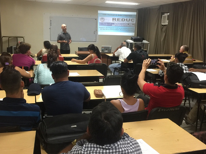 Debaten administración de redes y ciberseguridad