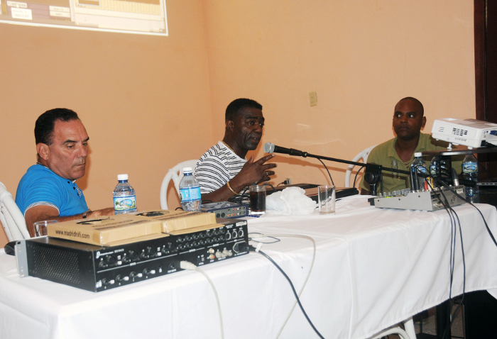 Manolito Simonet (centro) es considerado un relevante productor musical en Cuba hoy. Foto: Orlando Durán Hernández/Adelante  La clave digital de Manolito Simonet
