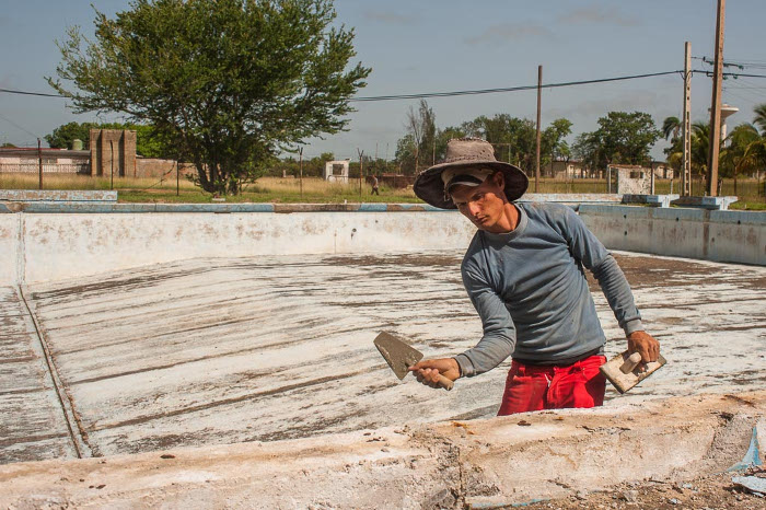 Este verano llega con una noticia tan buena como inesperada: la recuperación de la piscina del reparto Previsora. Si todo marcha como se espera, esa instalación pudiera comenzar a prestar servicios a mediados de la presente temporada estival. Fotos: Leadro Pérez Pérez