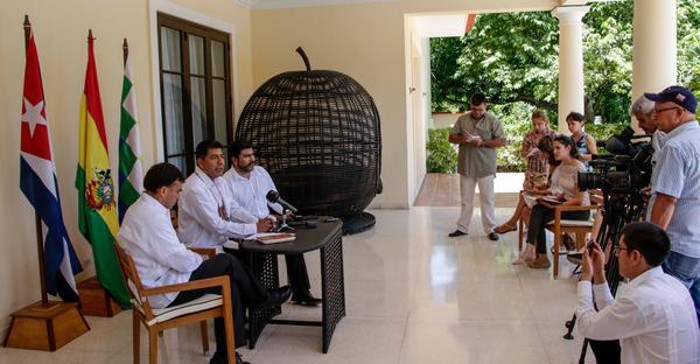 Fernando Huanacuni Mamani, ministro de Relaciones Exteriores del Estado Plurinacional de Bolivia, durante sus declaraciones a la prensa, en conferencia realizada en El Laguito, en La Habana. Foto: Abel Padrón Padilla/ACN Cuba y Bolivia establecen agenda para intercambio económico