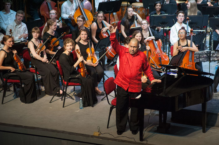Fotos: Leandro Pérez Pérez/ Adelante Nachito Herrera al piano con guayabera