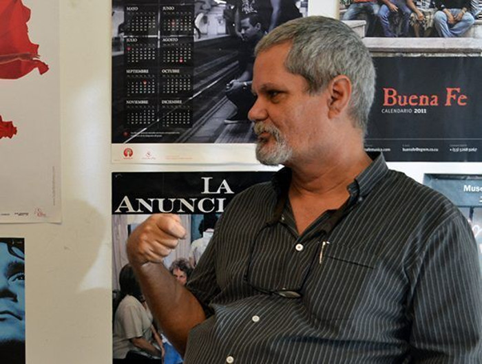 El intelectual cubano, Enrique Ubieta, concedió una entrevista a Cubadebate en la sede del portal Cubasí. Foto: Annaly Sánchez/ Cubasí/ Cubadebate. ¿Es posible unir lo mejor del capitalismo y el socialismo? Responde Enrique Ubieta (+ Video)