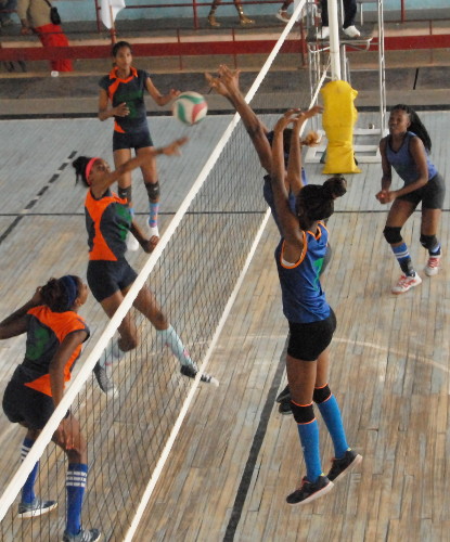 Photo: Otilio Rivero Delgado/Adelante The high net in between… the girls from the Scholar Games