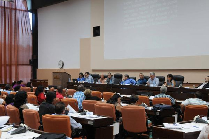 Debates en la Comisión de Educación, Cultura, Ciencia, Tecnología y Medio Ambiente.  Foto: Omara García Mederos/ ACN Analizan diputados problemas de la Vivienda en Cuba