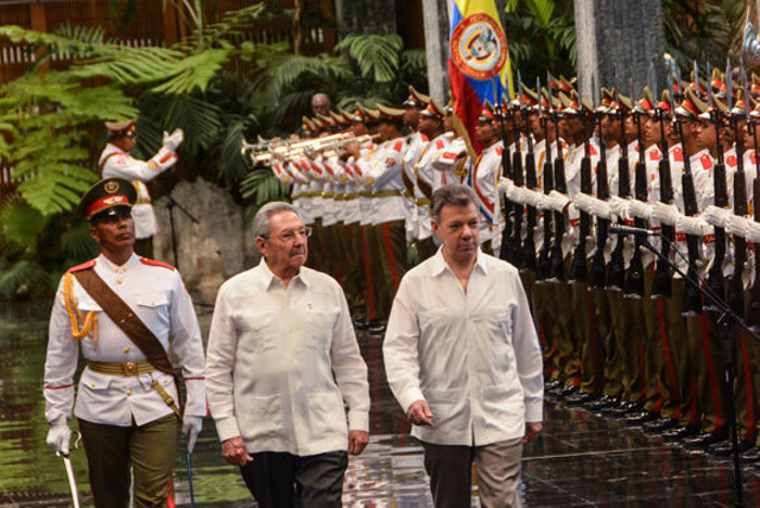 El General de Ejército Raúl Castro Ruz recibió a Juan Manuel Santos en el Palacio de la Revolución. Foto: Marcelino Vázquez Hernández/ ACN Presidente colombiano rinde tributo a José Martí en La Habana