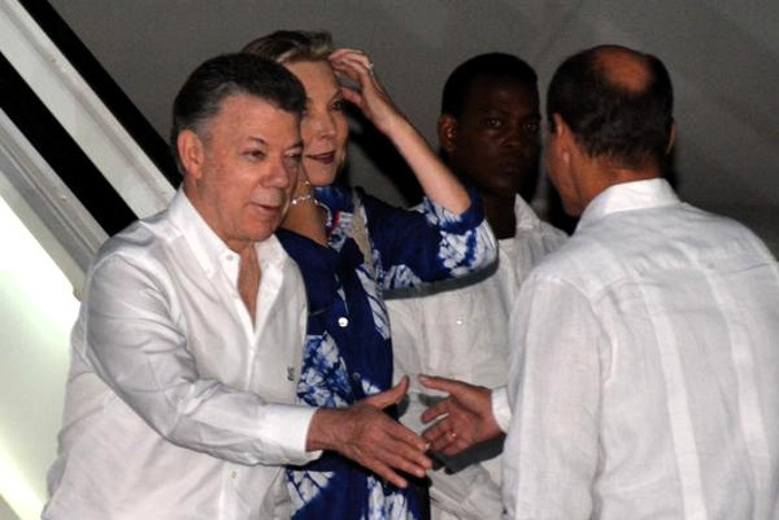 Juan Manuel Santos, Presidente de Colombia, es recibido por Rogelio Sierra, Viceministro cubano de Exteriores, a su llegada al Aeropuerto Internacional José Martí, de La Habana. Foto: Modesto Gutiérrez Cabo/ ACN Presidente Juan Manuel Santos en Cuba
