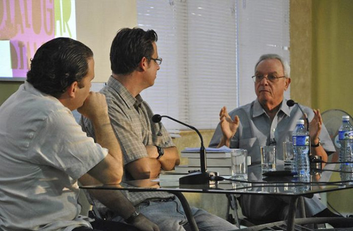 Ellier Ramírez (al centro), junto al intelectual Eusebio Leal y Luis Morlote, vicepresidente de la UNEAC. Foto: Tomada de http://www.5septiembre.cu  Cuba y la búsqueda del diálogo