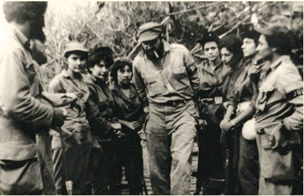 Fidel junto a las combatientes del pelotón Mariana Grajales. Aparecen también en la imagen, los guerrilleros Fidel Vargas, Paco Cabrera Pupo y Marcelo Verdecia. Foto: Tomada de cubadebate.cu  Batalla de El Jigüe, la victoria estratégica rebelde