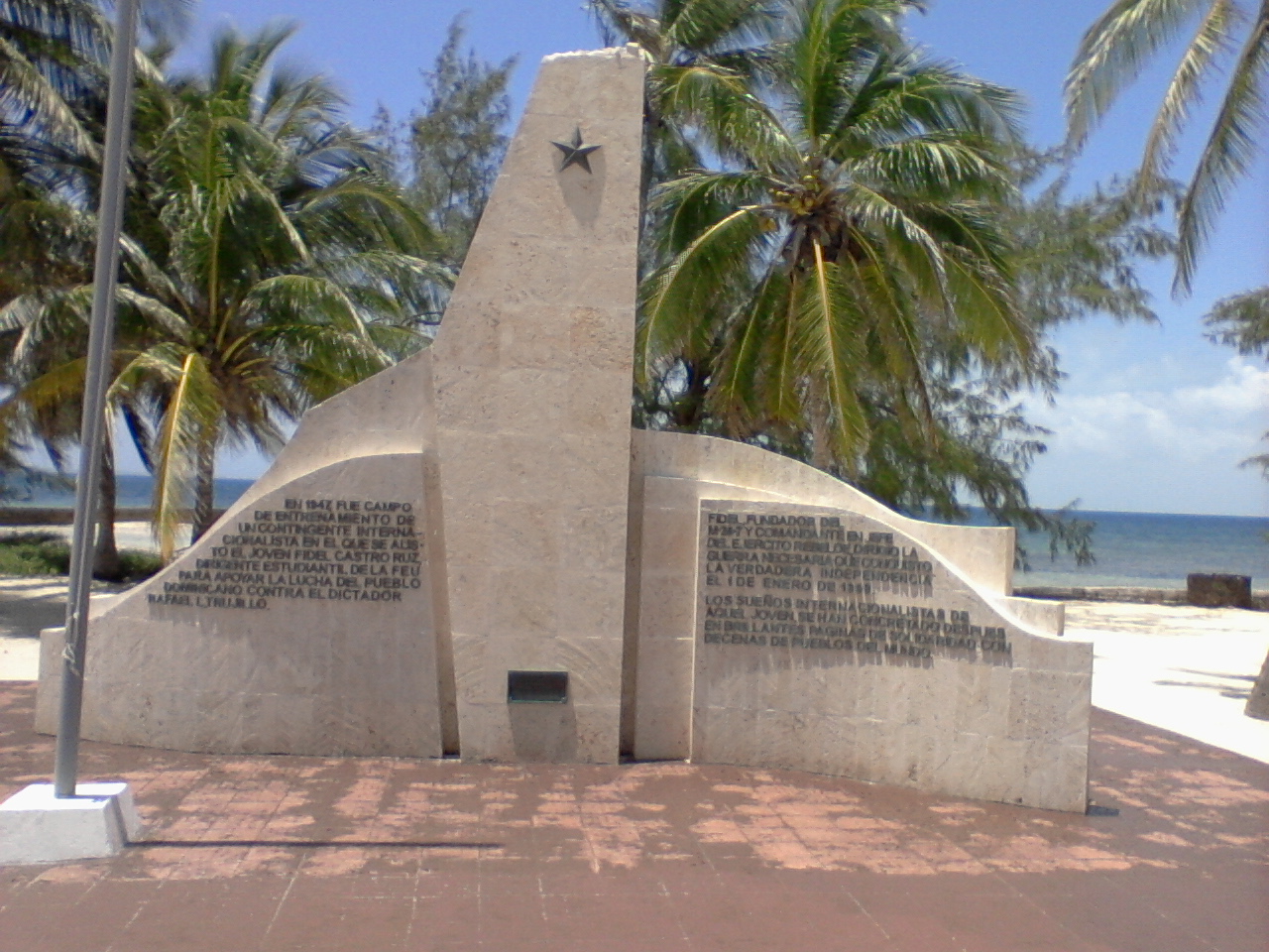 Hace años se levantó en Cayo Confite esa obra arquitectónica que perpetúa la expedición.Foto: Archivo