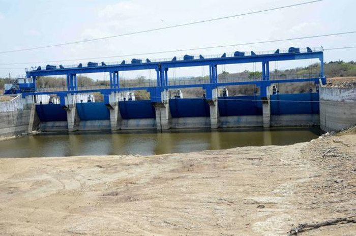 El aliviadero de la presa Zaza muestra sólo un pequeño charco de agua al pie de sus puertas, panorama sin precedentes en los últimos años, en Sancti Spíritus. Foto: Oscar Alfonso Sosa/ACN Afecta sequía al 43 por ciento de Cuba