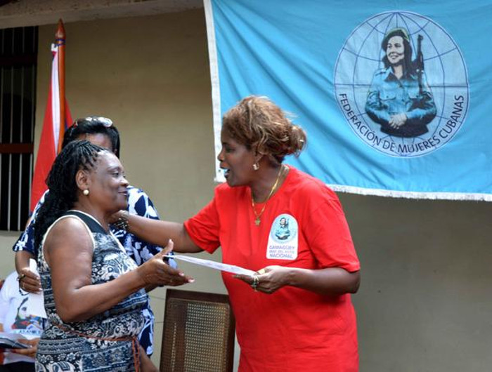 Anielka Fernández del Monte (D), secretaria general de la FMC en Camagüey, entregan reconocimientos a educadoras camagüeyanas de círculos infantiles, en homenaje al aniversario de la FMC, en el museo Casa Quinta Amalia Simoni. Foto: Rodolfo Blanco Cué/ACN En Camagüey se premia a educadoras destacadas