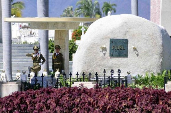 Soldados de la Unidad Militar 1953, realizan el cambio de la Guardia de Honor al Héroe Nacional José Martí, y al Comandante en Jefe Fidel Castro Ruz, en el cementerio Santa Ifigenia de Santiago de Cuba. Foto: Tomada de cubadebate.cu Raúl Castro rindió tributo a Fidel y Martí
