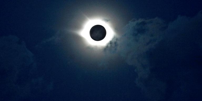 Eclipse solar visto por encima de la montañosa región siberiana de Altai, a unos 3.000 kilómetros al este de Moscú, el viernes 1 de agosto de 2008. Foto: Tomada de news.wabe.org