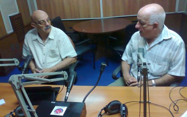 Moltó (izq.) y José Alejandro Rodríguez, también Premio Nacional de Periodismo José Martí, durante una transmisión del programa Hablando claro, de Radio Rebelde. Foto: tomada de www.cubaperiodistas.cu