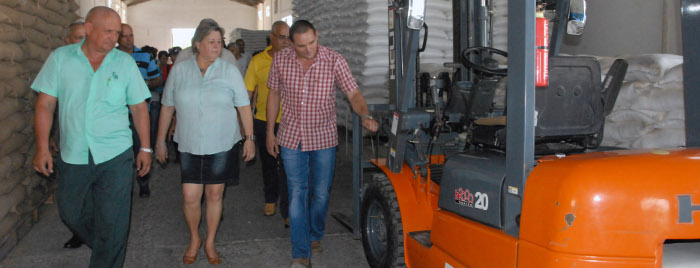 Visita instalaciones comerciales de Camagüey Ministra del ramo