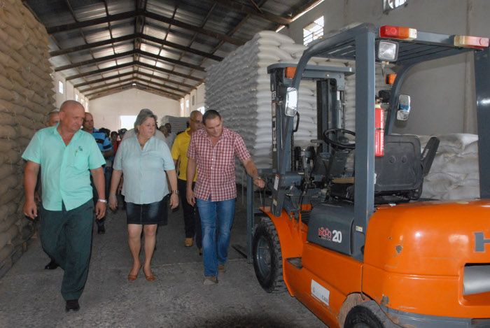 Fotos: Otilio Rivero Delgado/ Adelante Visita instalaciones comerciales de Camagüey Ministra del ramo