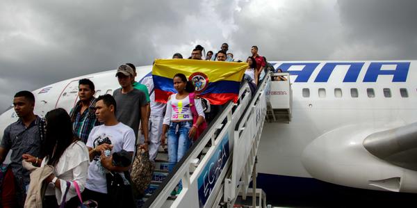 Becarios colombianos que estudiarán en la Escuela Latinoamericana de Medicina (ELAM), a su arribo al Aeropuerto Internacional José Martí. Foto: Abel Padrón/ ACN