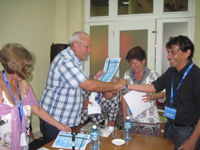 Jorge Luis Tapia Fonseca entregó reconocimientos a afiliados y organizaciones de base destacados de la UNAICC. Foto: Del autor